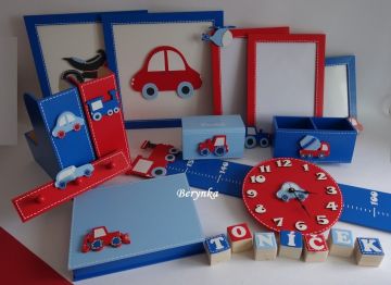 Dřevěné dekorace - červeno-modrá s dopravními prostředky