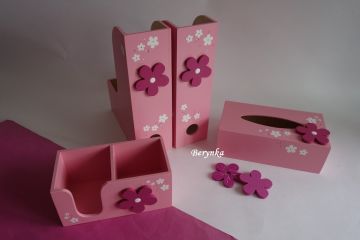 Dřevěné dekorace - růžové s motýlkem a kytičkami