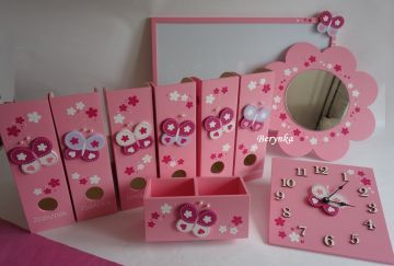 Dřevěné dekorace - růžové s motýlkem a kytičkami