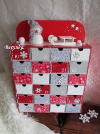 Adventní kalendář červeno-šedý se sněhulákem a sáňkami