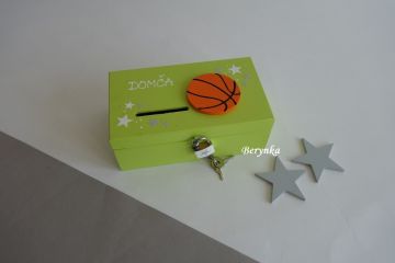 Dřevěná pokladnička s basketbalovým míčem