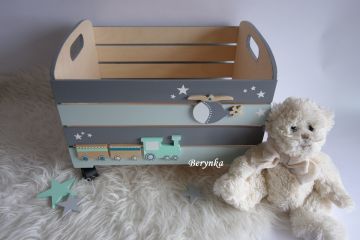 Dřevěná bedýnka s mašinkou