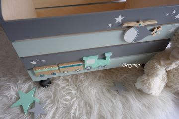 Dřevěná bedýnka s mašinkou