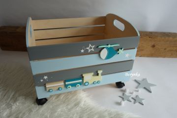 Dřevěná bedýnka s mašinkou