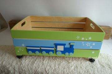 Dřevěná bedýnka s mašinkou