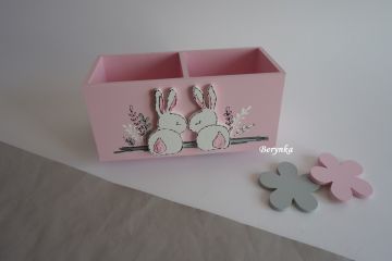 Dřevěný stojánek na tužky se zajíčky v trávě