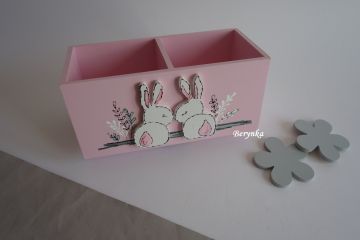 Dřevěný stojánek na tužky se zajíčky v trávě