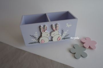 Dřevěný stojánek na tužky se zajíčky v trávě