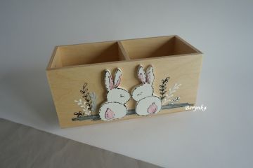 Dřevěný stojánek na tužky se zajíčky v trávě