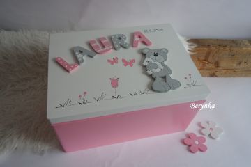 Dřevěná bedýnka s písmenky a medvídkem - v různých barvách pro holky