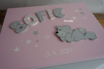 Dřevěná bedýnka s písmenky a medvídkem - v různých barvách pro holky