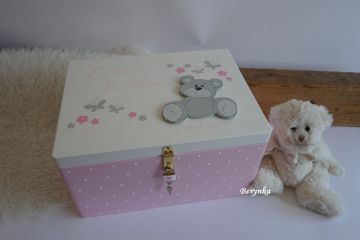 Dřevěná bedýnka s písmenky a medvídkem - v různých barvách pro holky