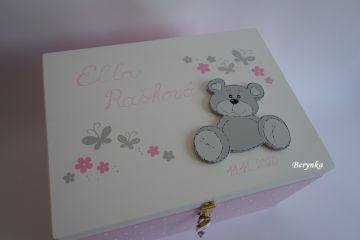 Dřevěná bedýnka s písmenky a medvídkem - v různých barvách pro holky