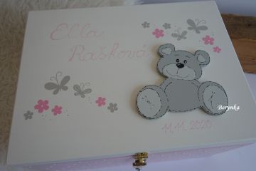 Dřevěná bedýnka s písmenky a medvídkem - v různých barvách pro holky