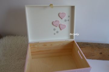 Dřevěná bedýnka s písmenky a medvídkem - v různých barvách pro holky