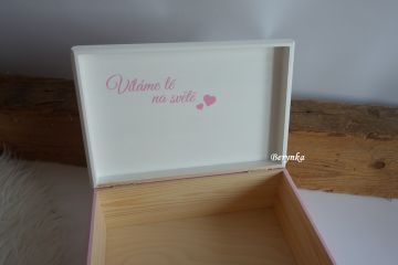 Dřevěná bedýnka s písmenky a medvídkem - v různých barvách pro holky