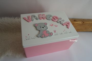 Dřevěná bedýnka s písmenky a medvídkem - v různých barvách pro holky