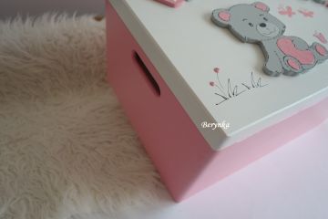 Dřevěná bedýnka s písmenky a medvídkem - v různých barvách pro holky