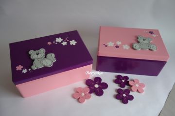 Dřevěná bedýnka s písmenky a medvídkem - v různých barvách pro holky