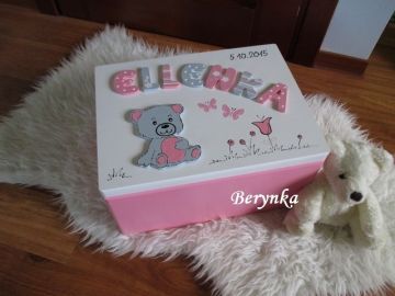 Dřevěná bedýnka s písmenky a medvídkem - v různých barvách pro holky