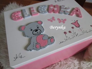 Dřevěná bedýnka s písmenky a medvídkem - v různých barvách pro holky