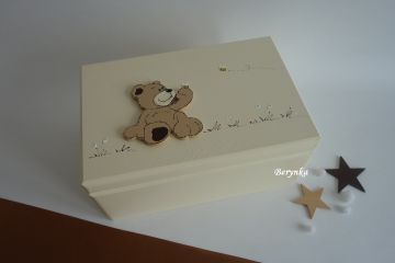 Dřevěná bedýnka s písmenky a medvídkem - v různých barvách pro holky