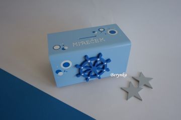 Dřevěná pokladnička s kormidlem