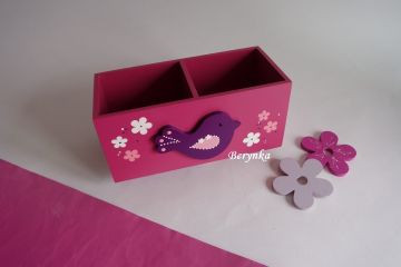 Dřevěný stojánek na tužky s ptáčkem