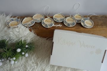 Dřevěné vánoční ozdoby se jménem