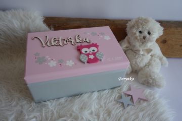 Dřevěná bedýnka s vyřezaným jménem a sovičkou