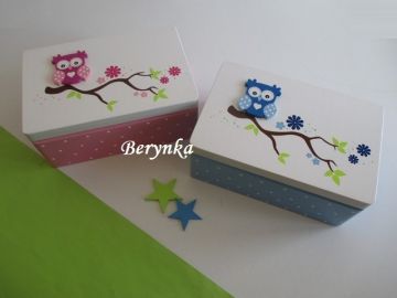 Dřevěná bedýnka s vyřezaným jménem a sovičkou