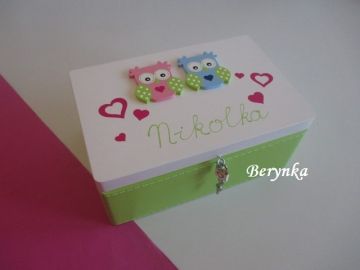 Dřevěná bedýnka s vyřezaným jménem a sovičkou