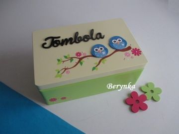 Dřevěná bedýnka s vyřezaným jménem a sovičkou