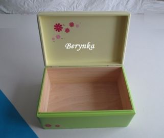 Dřevěná bedýnka s vyřezaným jménem a sovičkou