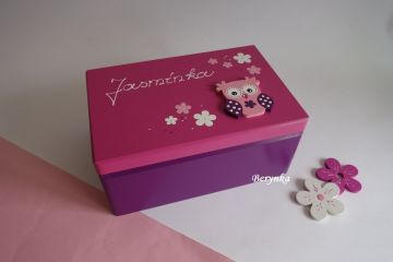 Dřevěná bedýnka s vyřezaným jménem a sovičkou