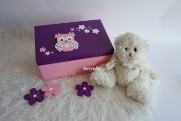 Dřevěná bedýnka s vyřezaným jménem a sovičkou