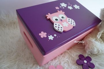 Dřevěná bedýnka s vyřezaným jménem a sovičkou