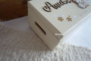 Dřevěná bedýnka s vyřezaným jménem a sovičkou