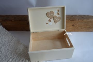 Dřevěná bedýnka s vyřezaným jménem a sovičkou