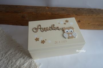 Dřevěná bedýnka s vyřezaným jménem a sovičkou