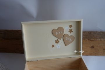 Dřevěná bedýnka s vyřezaným jménem a sovičkou