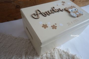 Dřevěná bedýnka s vyřezaným jménem a sovičkou