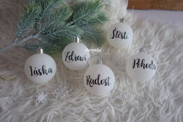 Vánoční baňky s textem na přání - bílé s černým nápisem