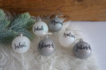 Vánoční baňky s textem na přání - bílé s černým nápisem