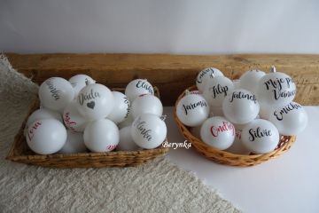 Vánoční baňky s textem na přání - bílé s černým nápisem