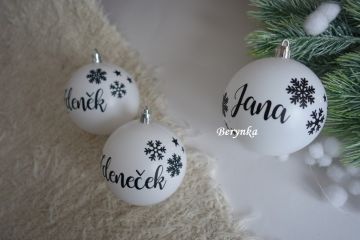 Vánoční baňky s textem na přání - bílé s černým nápisem