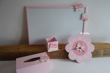 Dekorace v růžových odstínech s motýlkem