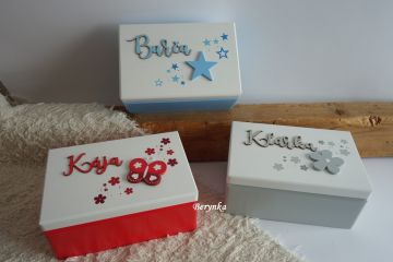 Dřevěná bedýnka s vyřezaným jménem