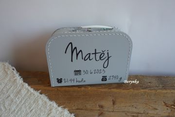 Kufřík se jménem s údaji narození