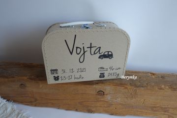 Kufřík se jménem s údaji narození
